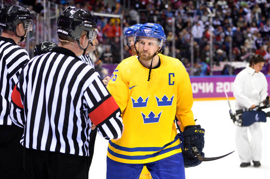 Sveriges Niklas Kronwall tackar domaren