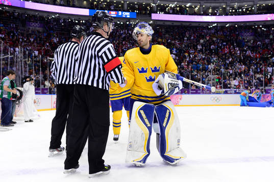 Sveriges målvakt Henrik Lundqvist tackar domaren
