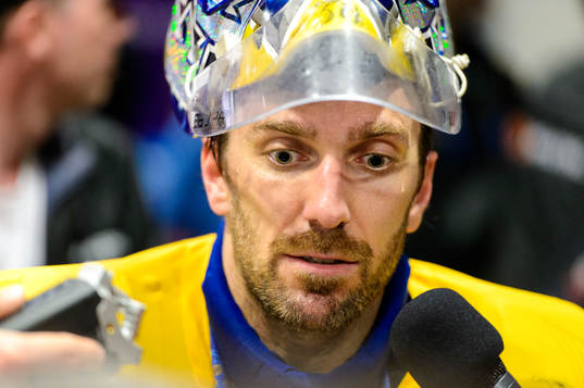 Sveriges målvakt Henrik Lundqvist i mixade zonen
