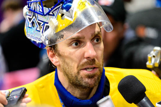 Sveriges målvakt Henrik Lundqvist i mixade zonen