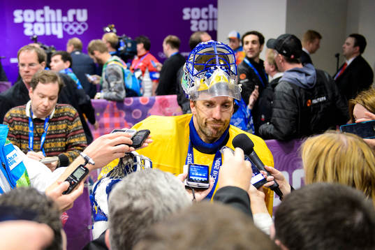 Sveriges målvakt Henrik Lundqvist i mixade zonen
