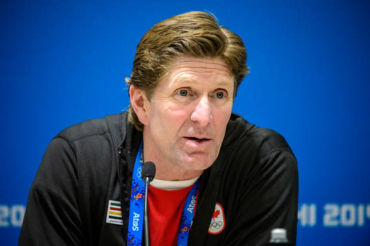 Kanadas förbundskapten Mike Babcock på en presskonferens