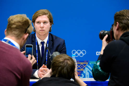 Sveriges Nicklas Bäckström på en presskonferens