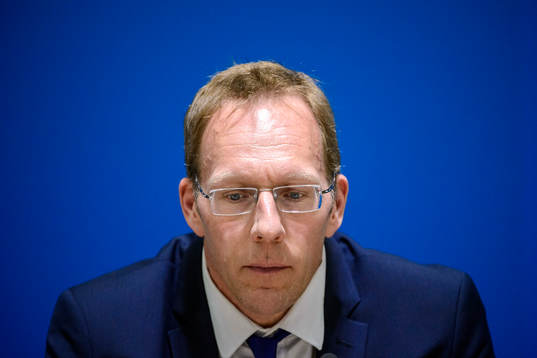 Sveriges läkare Björn Waldebäck på en presskonferens