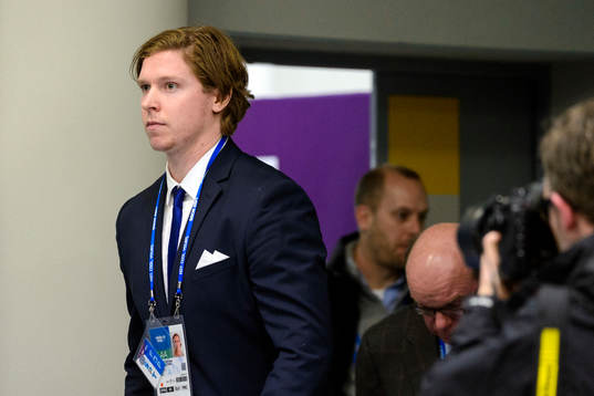 Sveriges Nicklas Bäckström på en presskonferens