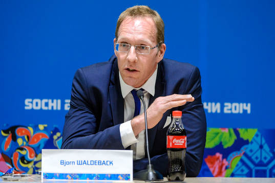 Sveriges läkare Björn Waldebäck på en presskonferens