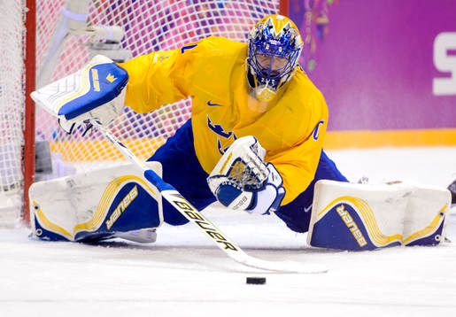 Sveriges målvakt Henrik Lundqvist kastar sig