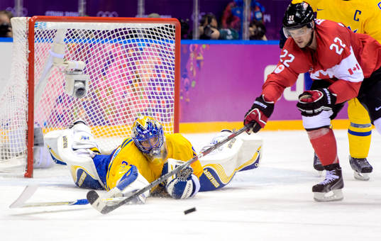 Sveriges målvakt Henrik Lundqvist kastar sig