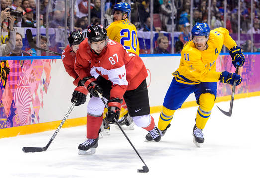 Kanadas Sidney Crosby jagas av Sveriges Daniel Alfredsson i