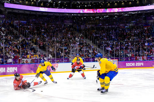 Kanadas Sidney Crosby i kamp om pucken med Sveriges Marcus