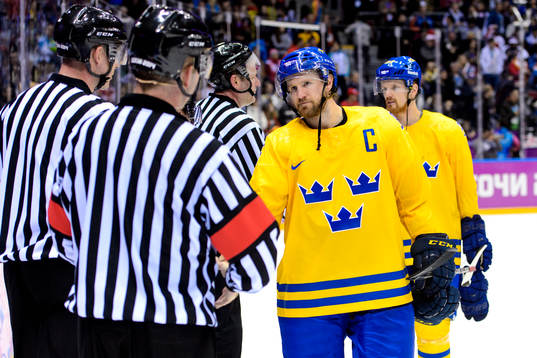 Sveriges Niklas Kronwall tackar domarna