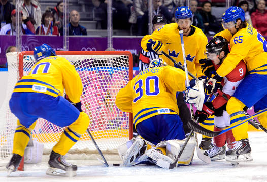 Sveriges Marcus Johansson rensar pucken bakom målvakt