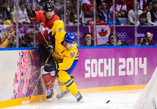 Kanadas Patrick Marleau tacklas av Sveriges Gabriel