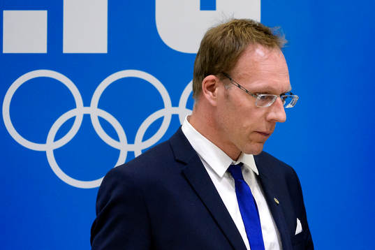 Sveriges läkare Björn Waldebäck på en presskonferens