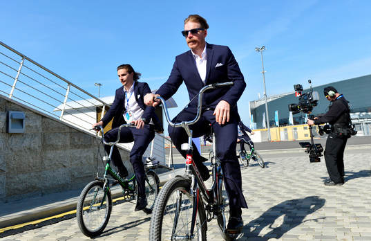 Sveriges Erik Karlsson och Daniel Alfredsson ankommer till