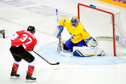 Kanadas Patrice Bergeron kommer fri mot Sveriges målvakt