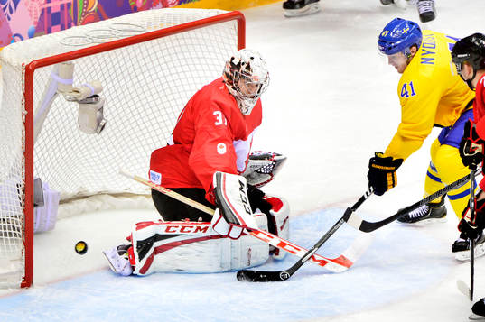 Sveriges Niklas Kronwall (ej i bild) skjuter i stolpen