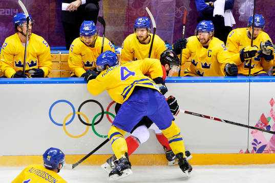 Sveriges Niklas Hjalmarsson trycker till Kanadas Jonathan
