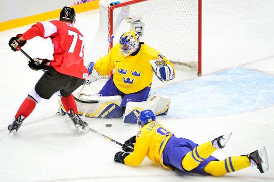 Kanadas Jeff Carter oroar framför målvakt Henrik