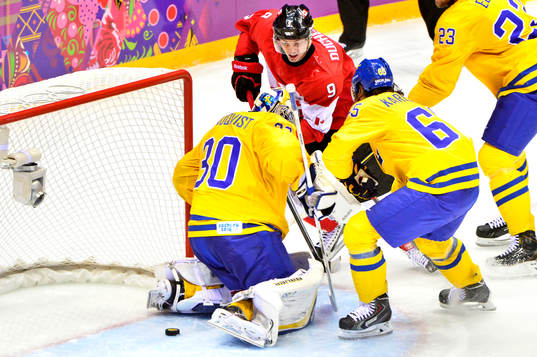 Sveriges målvakt Henrik Lundqvist ser inte pucken