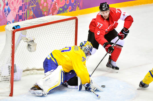 Kanadas Jeff Carter oroar framför Sveriges målvakt Henrik