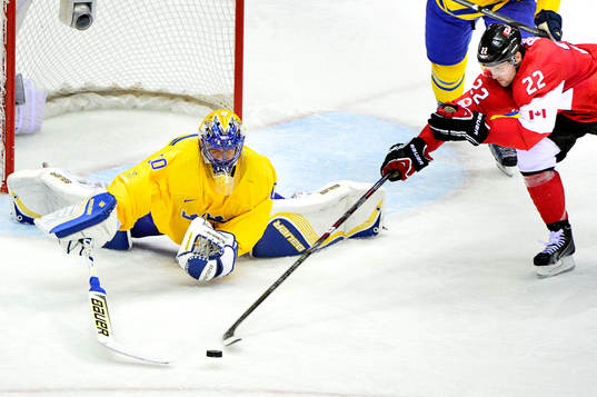 Sveriges målvakt Henrik Lundqvist hinner före Kanadas