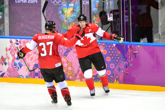 Kanadas Sidney Crosby firar med Patrice Bergeron att han