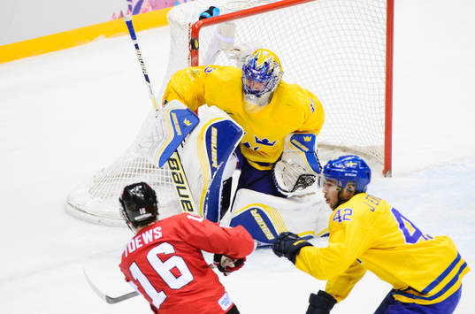 Kanadas Jonathan Toews testar skott mot Sveriges målvakt