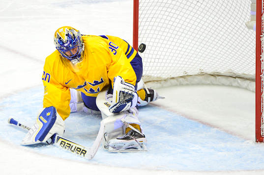 Sveriges målvakt Henrik Lundqvist räddar