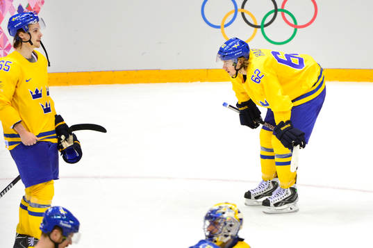 Sveriges Erik Karlsson och Carl Hagelin deppar