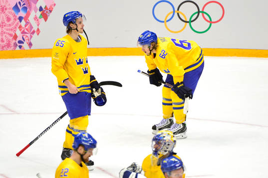 Sveriges Erik Karlsson och Carl Hagelin deppar