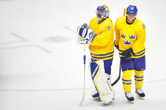 Sveriges Alexander Steen tröstar målvakt Henrik Lundqvist
