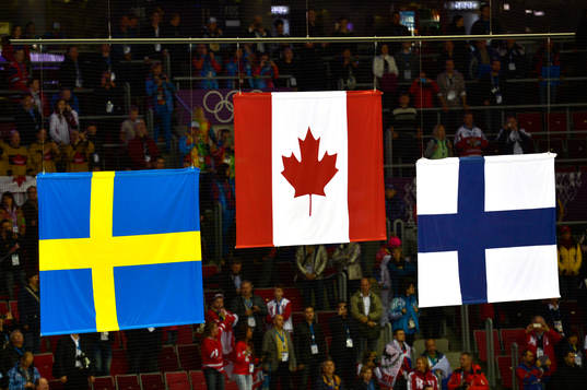 Sveriges, Kanadas och Finlands flagga hissas