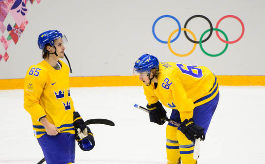 Sveriges Erik Karlsson och Carl Hagelin deppar