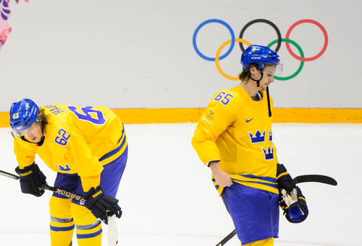 Sveriges Erik Karlsson och Carl Hagelin deppar