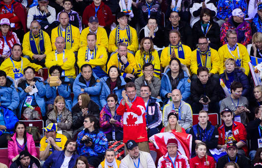 En kanadensisk supporter hejar på sitt lag medan svenska