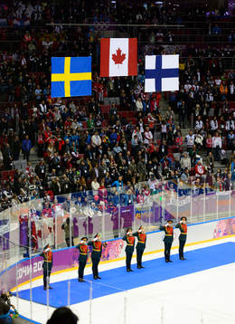 Den svenska, kanadensiska och finska flaggan hissas