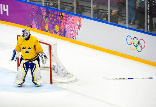 Sveriges målvakt Henrik Lundqvist tappar klubban