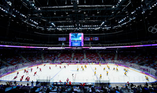 Lagen värmer upp innan ishockeyfinalen mellan Sverige och
