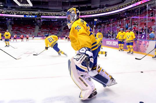 Sveriges målvakt Henrik Lundqvist kommer in på isen