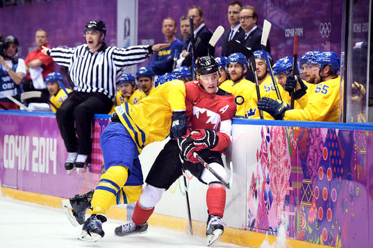 Sveriges Niklas Hjalmarsson tacklar Kanadas Kanada Jonathan