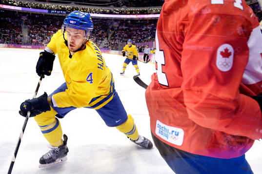 Sveriges Niklas Hjalmarsson jagar pucken