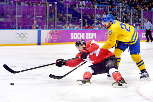 Kanadas Patrice Bergeron stoppas av Sveriges Johnny Oduya