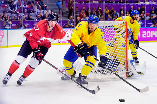 Kanadas Jamie Benn och Sveriges Niklas Hjalmarsson jagar