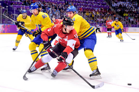 Kanadas Jonathan Toews utmanar Sveriges Erik Karlsson och