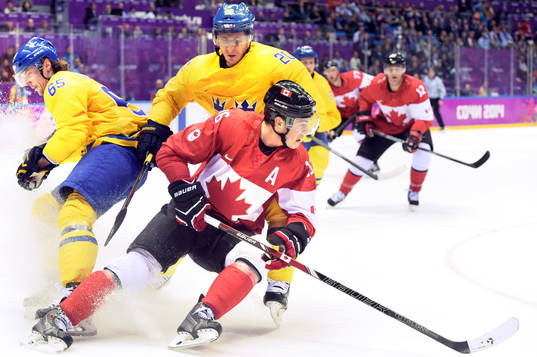 Kanadas Jonathan Toews utmanar Sveriges Erik Karlsson och