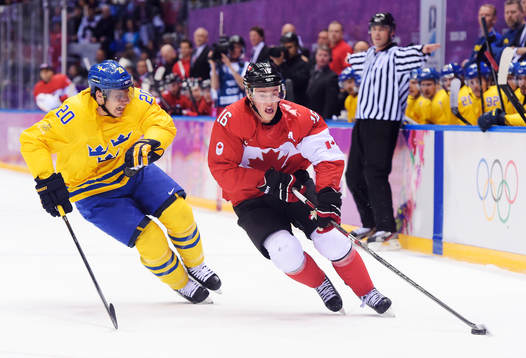 Sveriges Alexander Steen utmanas av Kanadas Jonathan Toews