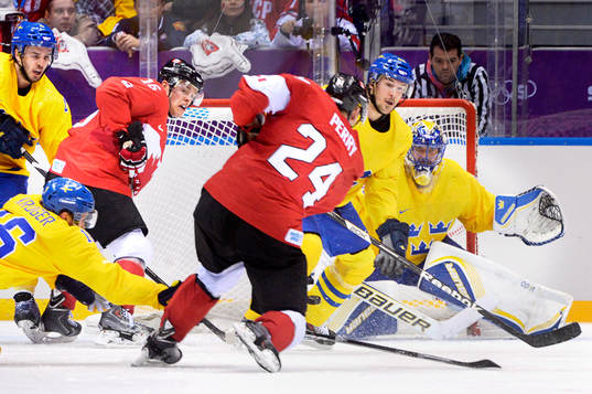 Kanadas Jonathan Toews och Corey Perry oroar framför