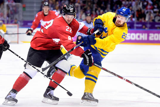 Kanadas Jamie Benn trycker till Sveriges Daniel Sedin