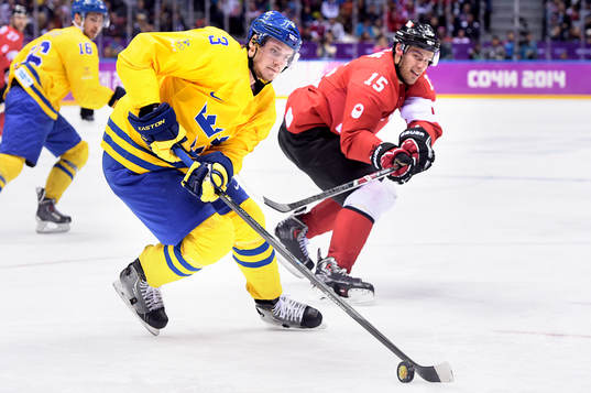 Sveriges Oliver Ekman-Larsson jagas av Kanadas Ryan Getzlaf